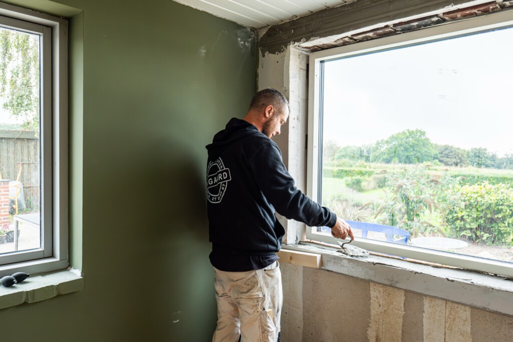 Murer renoverer vinduesbund indefra
