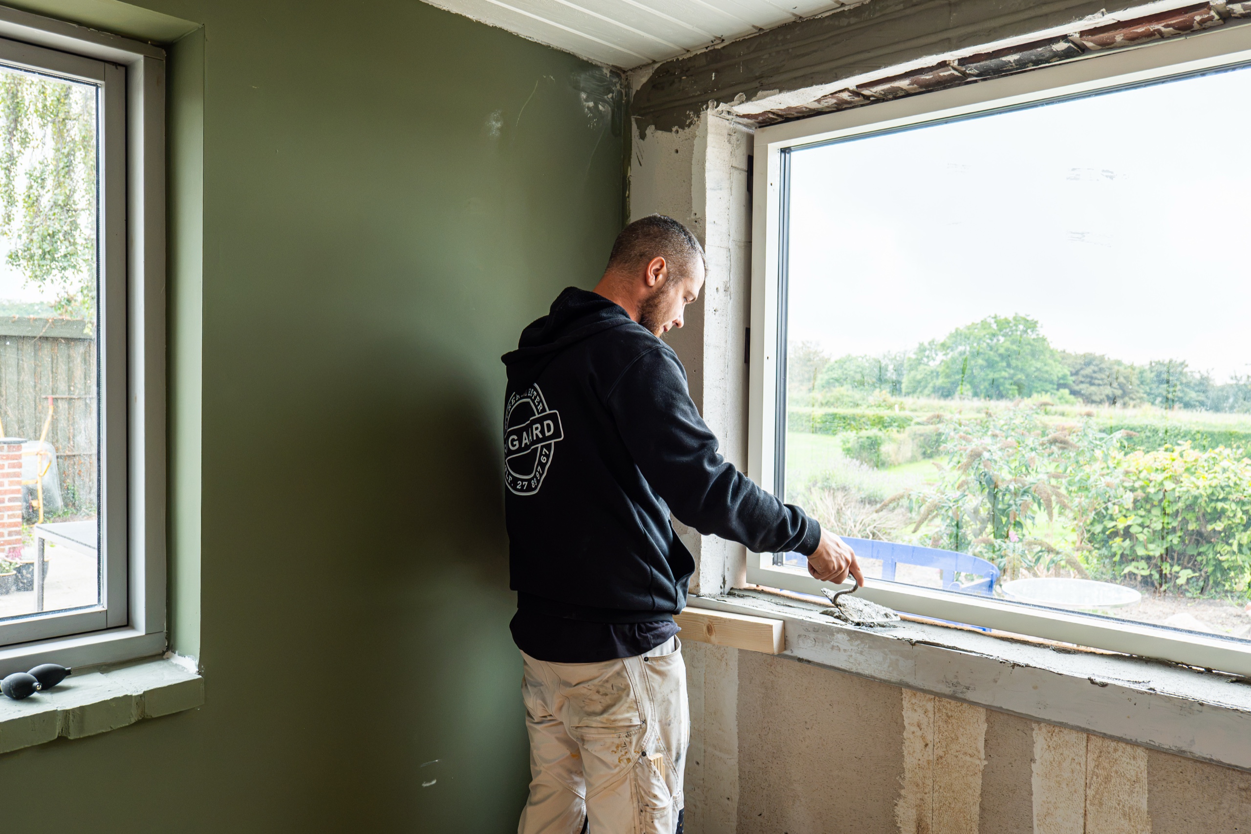 Murer renoverer vinduesbund indefra