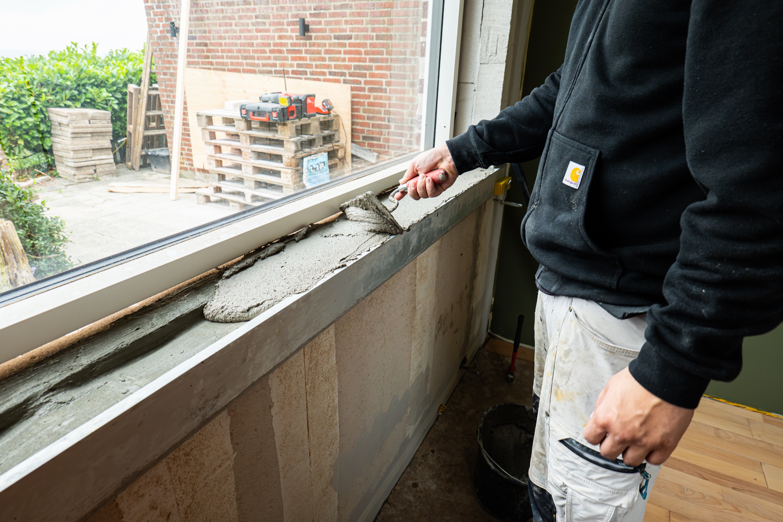 Murer pudser vinduesbund